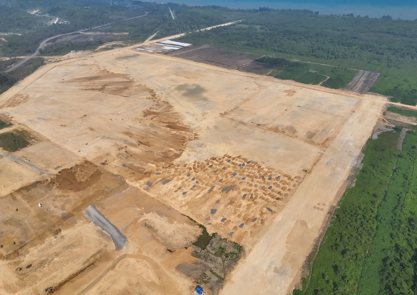 Foto udara lahan kawasan industri BCIP di tepi Selat Makassar